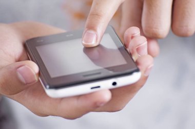 bir cep telefonu kullanarak