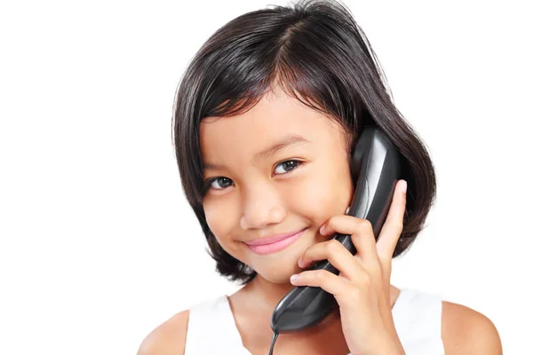 Mosolygó Fiatal Ázsiai Lány Felszólítva Telefon — Stock Fotó