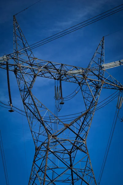 Yüksek gerilim elektrik direği — Stok fotoğraf