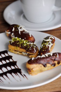 çikolatalı kek ve kahve.