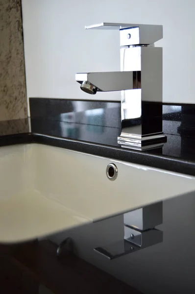 Salle de bain moderne lavabo et robinet — Photo