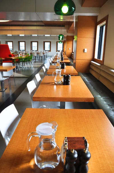 Lege Restaurant, tafel en stoelen — Stockfoto