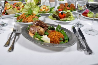 Çok lezzetli Türk hardal kebap ile farklı sunular
