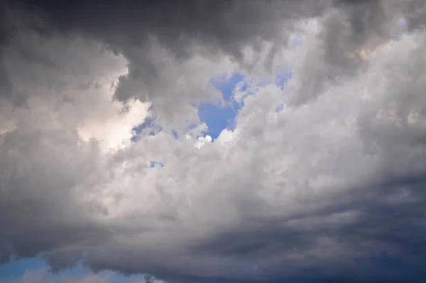 Мрачные облака — стоковое фото