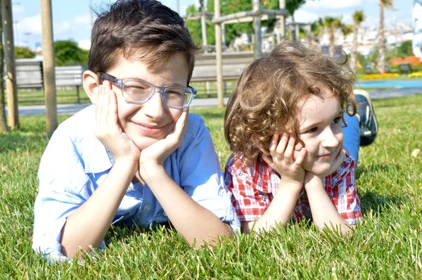 Two happy siblings — Stock Photo, Image