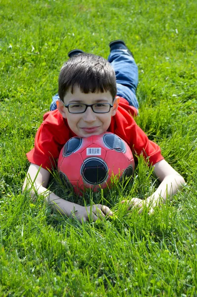 Roztomilý chlapec hraje fotbal — Stock fotografie