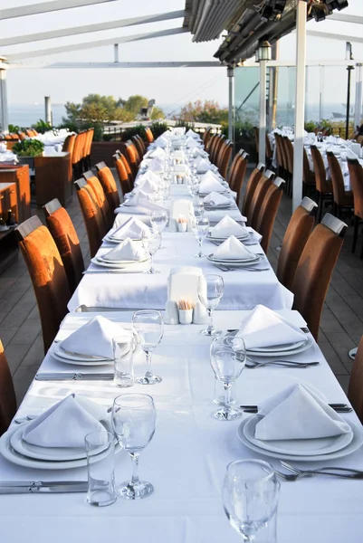 Restaurante, mesa y sillas vacías — Foto de Stock