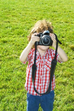 Küçük çocuk fotoğrafçı