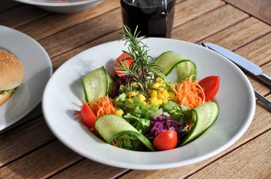 yeşil salata kasesi