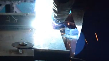 Endüstriyel bir kaynakçı