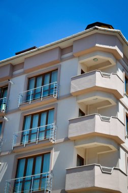 Çağdaş, modern, güvenli yüksek evler ve mavi gökyüzü