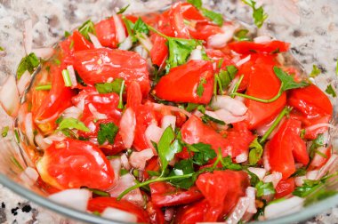 Lezzetli domates soğan ve maydanoz oluşan bir salata