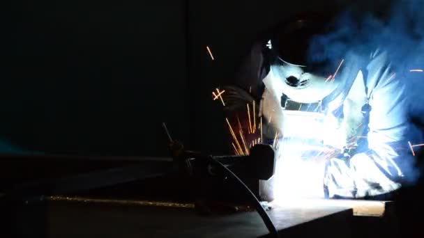 A industrial welder — Stock Video