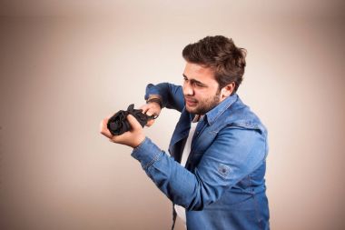 Şemsiye ve genç bir adam