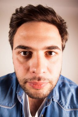 Genç adam yüz ifadesi