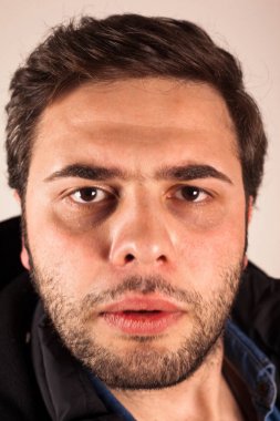 Genç adam yüz ifadesi