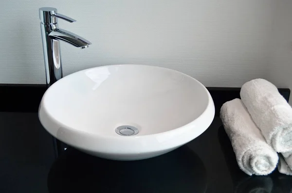 Lavabo y grifo de baño moderno — Foto de Stock