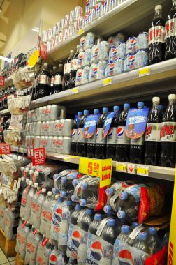 Bir süpermarkette içecekler