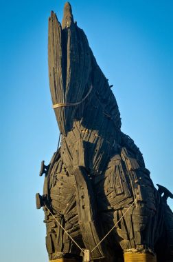 Truva atı ve mavi gökyüzü