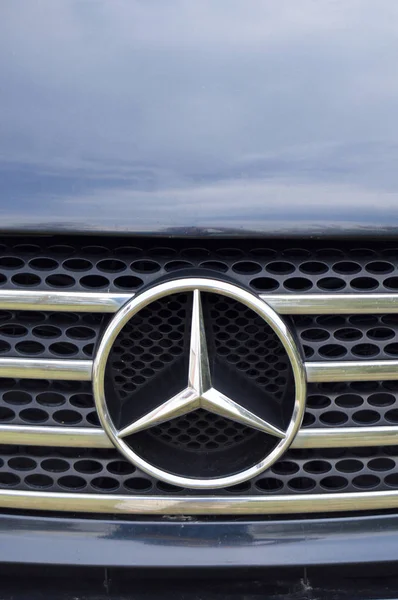 Mercedes metal logosu — Stok fotoğraf