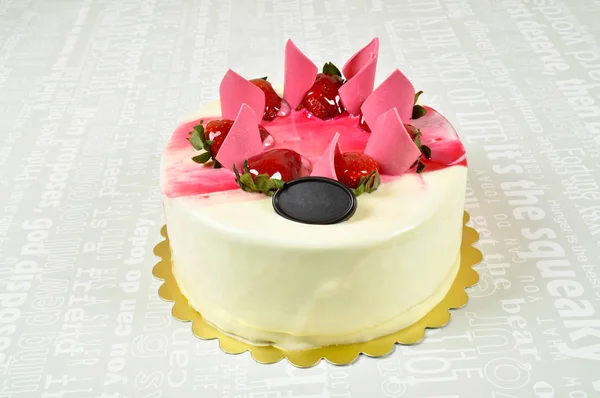 Gâteau aux fraises blanc délicieux — Photo