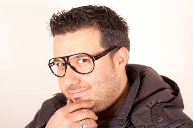Genç adam yüz ifadesi