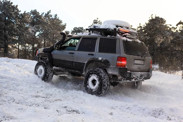 SUV na neve — Fotografia de Stock