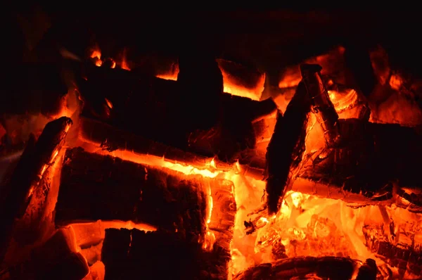 Fogueira com carvão quente — Fotografia de Stock