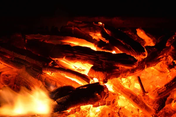 Fogueira com carvão quente — Fotografia de Stock