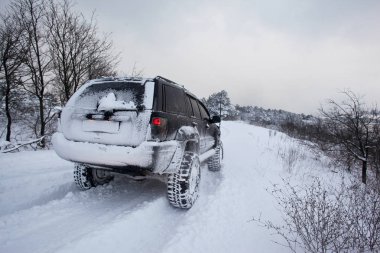 Kar üzerinde SUV