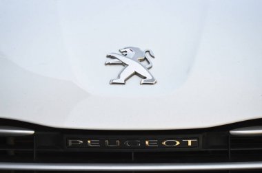 Beyaz araba Peugeot sembolü