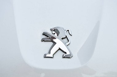 Beyaz araba Peugeot sembolü