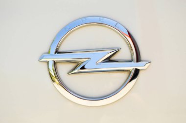 Opel logosunu kapat. Krom metal. Haziran 2017