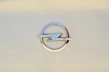 Peugeot logosu kadar kapatın. Krom metal. Haziran 2017