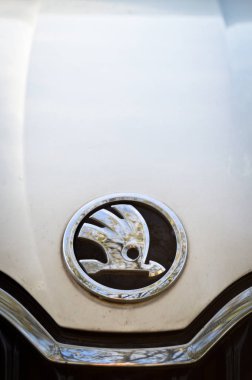 Peugeot logosu kadar kapatın. Krom metal. Haziran 2017