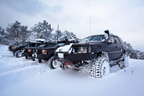 雪の上の Suv — ストック写真