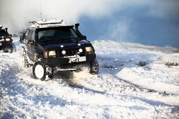 SUV στο χιόνι — Φωτογραφία Αρχείου