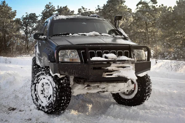SUV en la nieve — Foto de Stock