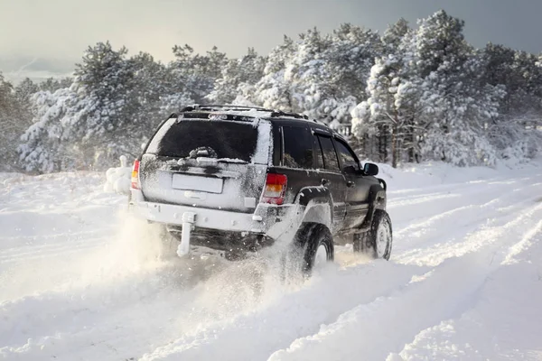 SUV na sněhu — Stock fotografie