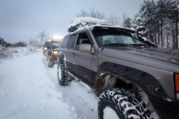 雪の上の Suv — ストック写真