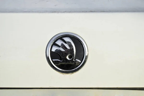 Biały samochód Skoda Chrome logo — Zdjęcie stockowe