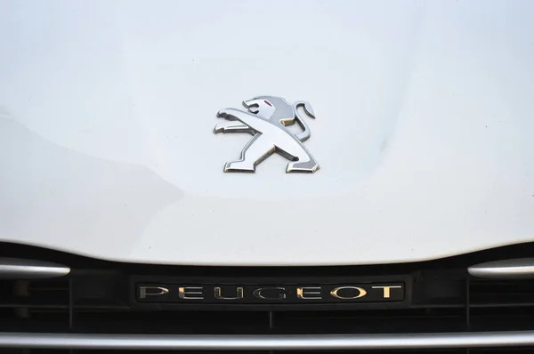 Biały samochód Peugeot symbol — Zdjęcie stockowe