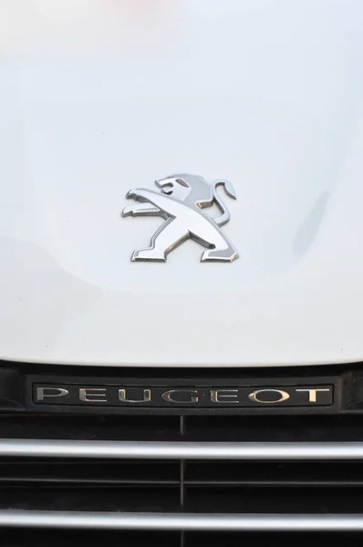 Närbild Peugeot Logotypen Krom Metall Juni 2017 — Stockfoto