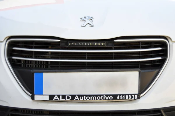 Fehér autó Peugeot szimbólum — Stock Fotó