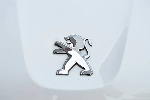 Auto bianca simbolo Peugeot — Foto Stock