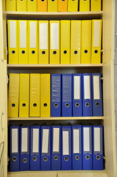 Mavi Sarı Bir Ahşap Dolap Modern Office Dosyalarında — Stok fotoğraf