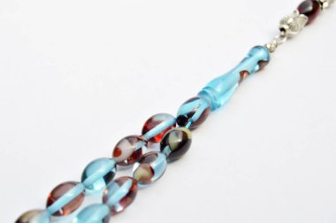 Renkli boncuklar sıralanmış, kısa tespih, tespih görevi.