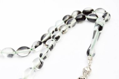 Beyaz siyah ve gümüş boncuklar sıralanmış, kısa tespih, tespih tesbih