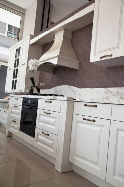 Modern mutfak ve beyaz dolaplar.