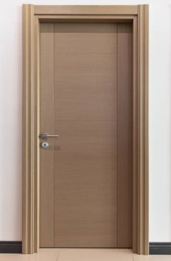 Evin içindeki modern ahşap kapı..